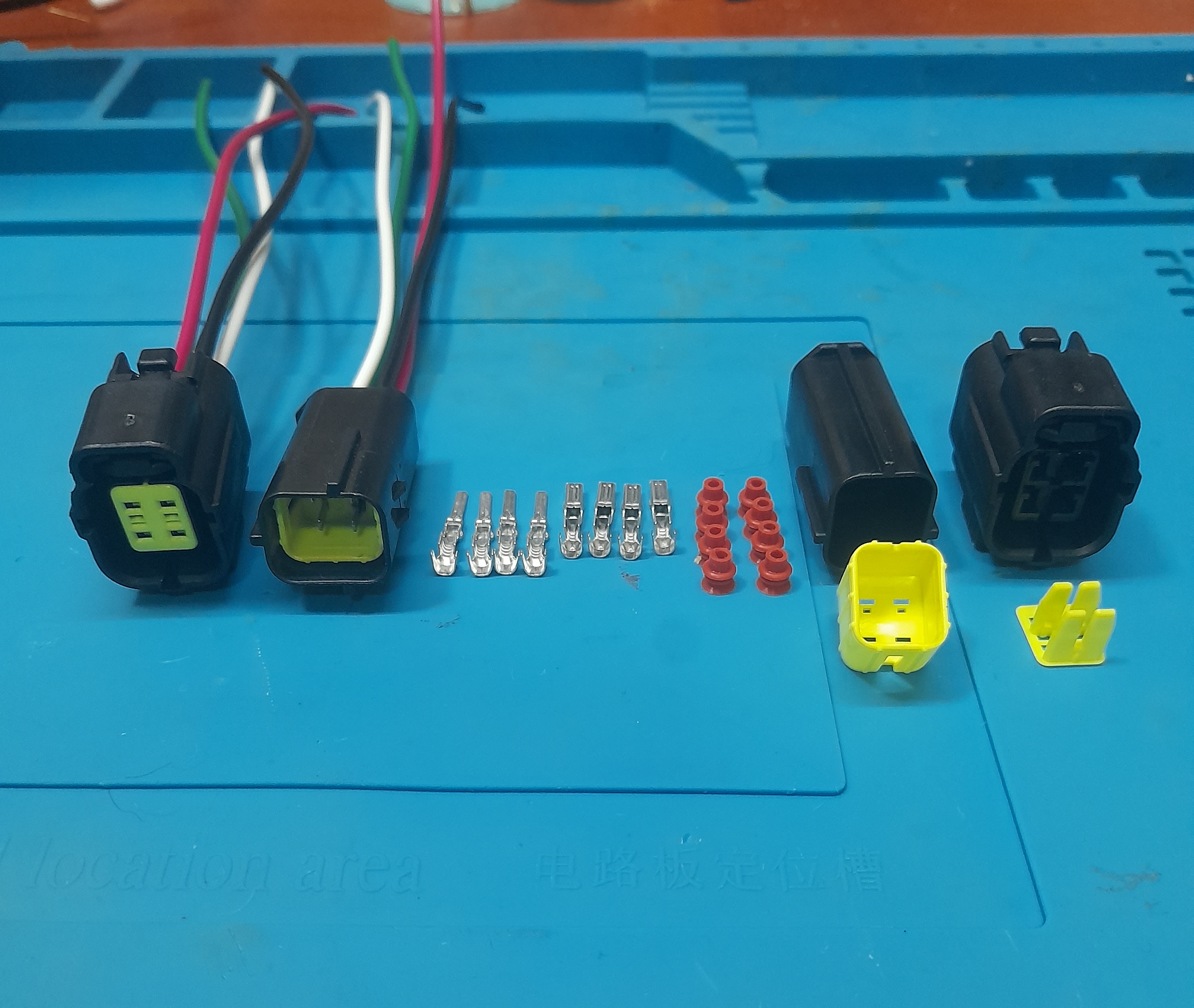 Fabricaciones de conectores Automotrices.